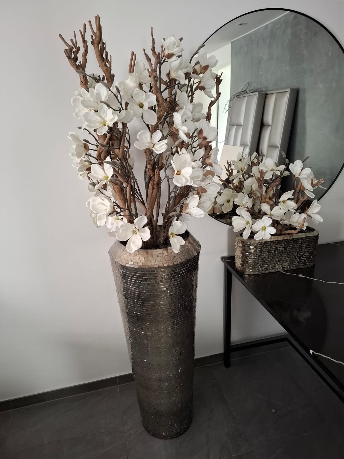Grote en kleine vaas met realistische kunstbloesem, Huis en Inrichting, Woonaccessoires | Vazen, Ophalen, Overige materialen, Inclusief decoratie