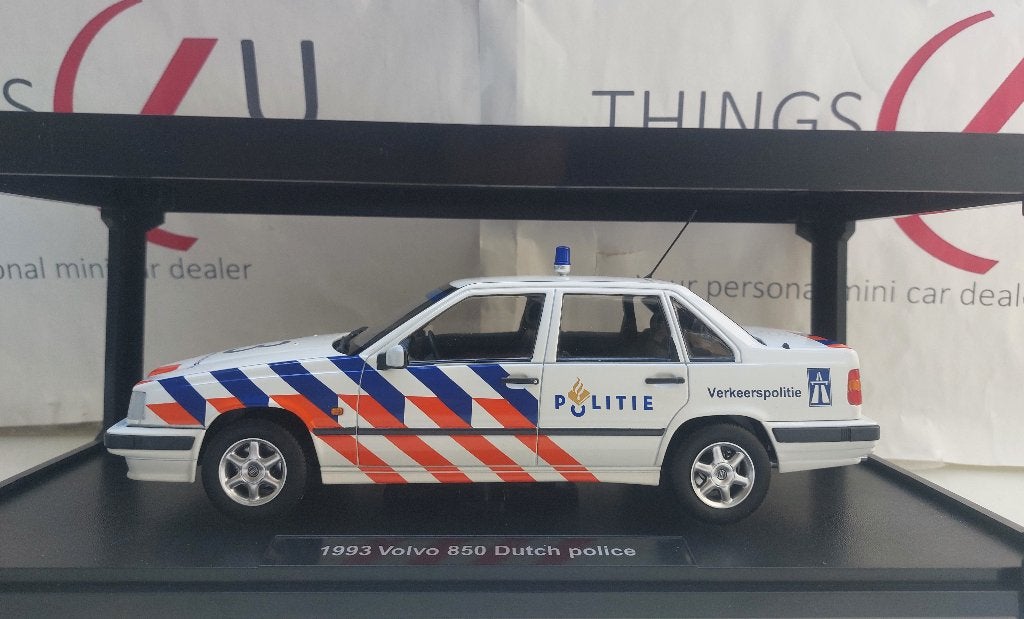 Triple9 1:18 Volvo 850 KLPD Politie 1993 nieuw in verpakking, Hobby en Vrije tijd, Modelauto's | 1:18, Ophalen of Verzenden, Nieuw