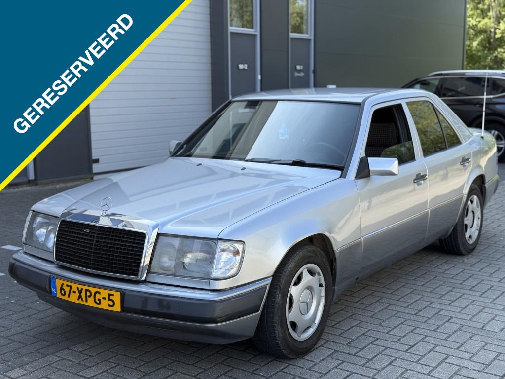 Mercedes-Benz E-Klasse 200-500 300D OLDTIMER | GERESERVEERD, Auto's, Oldtimers, Stof, Zwart, Mercedes-Benz, Bedrijf