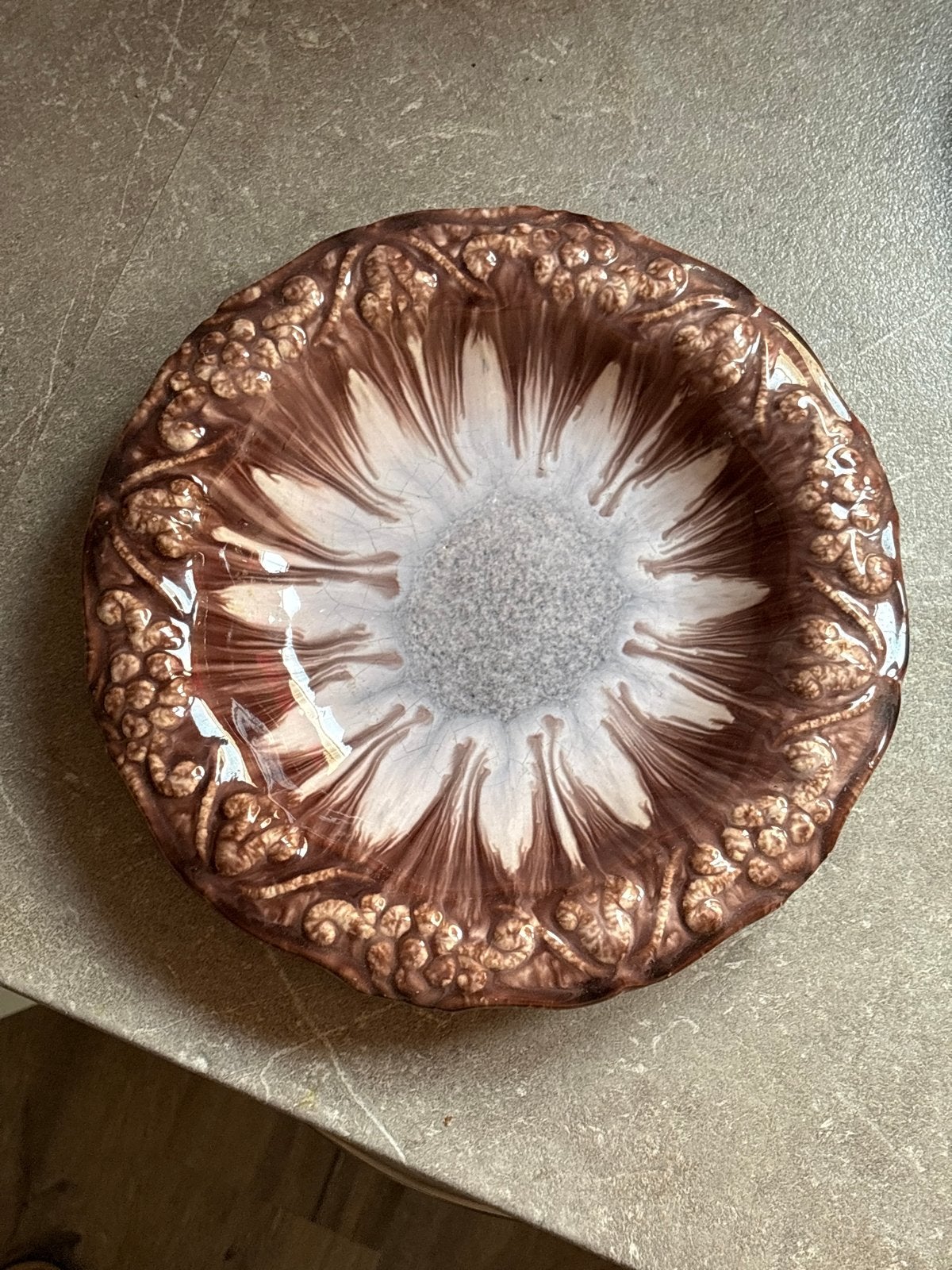 Antieke Majolica schaal met bloemmotief, Ophalen of Verzenden