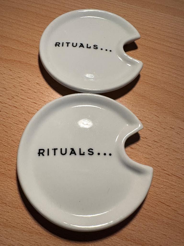 2 Rituals theetips met uitsparing voor lepeltje, Huis en Inrichting, Keuken | Servies, Ophalen of Verzenden, Zo goed als nieuw