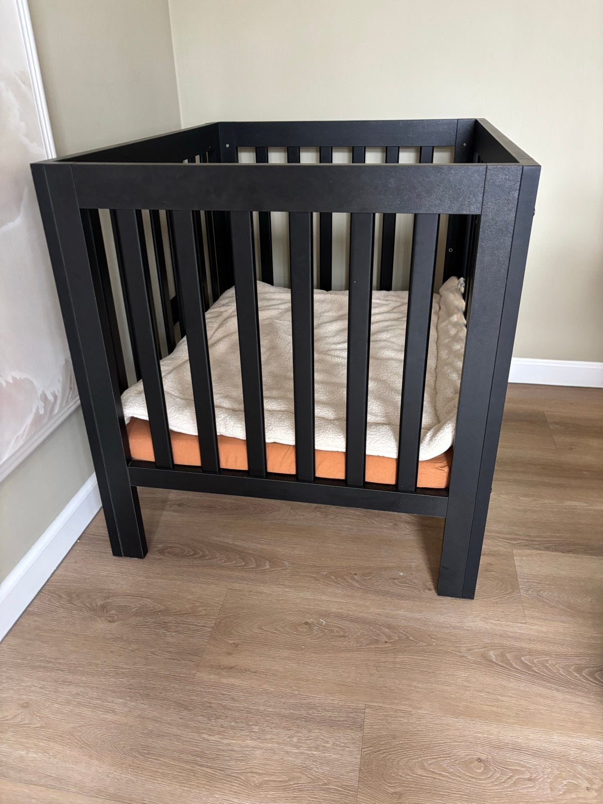 Zwarte babybox 80x100 cm met matras en boxkleed, Ophalen, Zo goed als nieuw, Rechthoekig, In hoogte verstelbaar