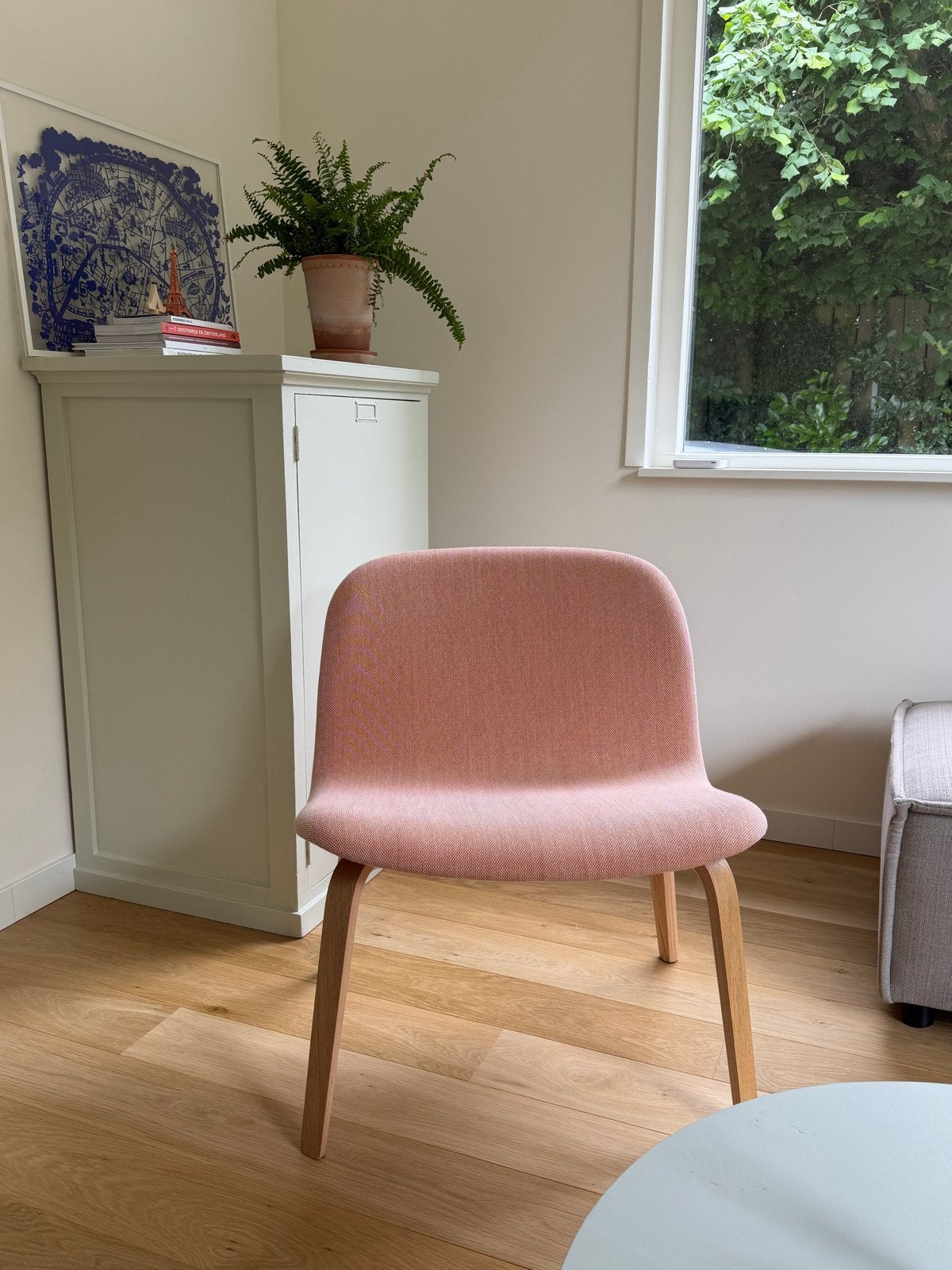 Muuto Visu gestoffeerde loungestoel - Roze/Eikenhout, Overige kleuren, Ophalen of Verzenden, Zo goed als nieuw, Eén