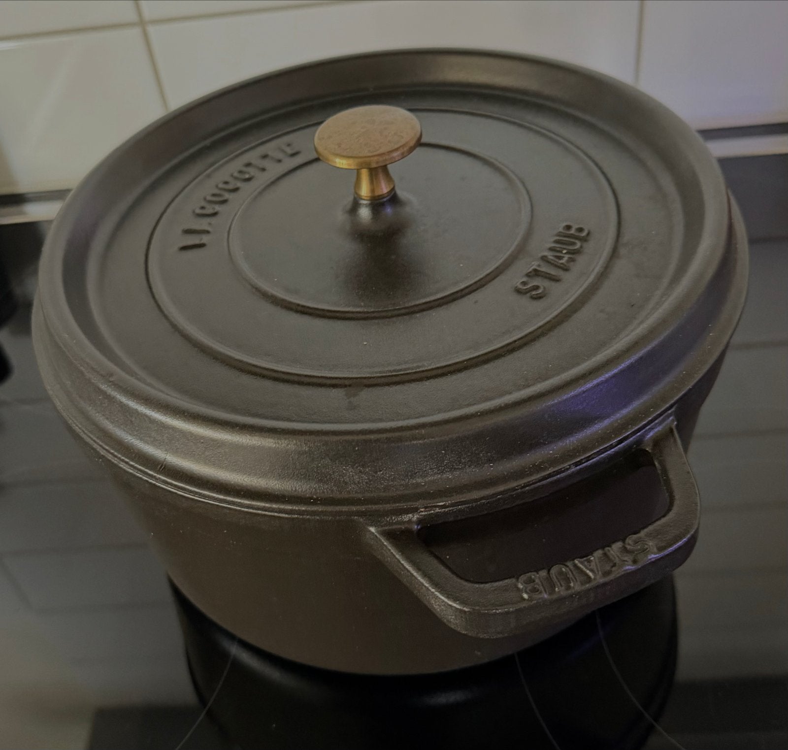 Staub Braadpan - Zwart - 26 cm. La Cocotte, Met deksel, Ophalen of Verzenden, Zo goed als nieuw, Overige merken