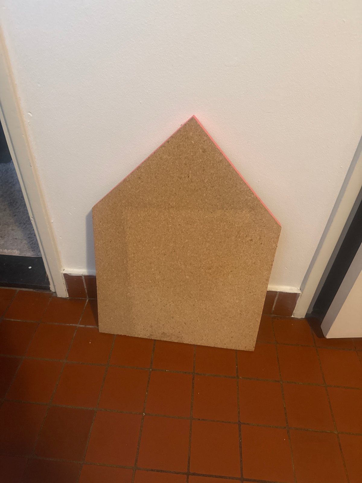 Ferm Living House Cork Board roze-prikbord huis 55 x 42 cm, Ophalen of Verzenden, Zo goed als nieuw, Prikbord