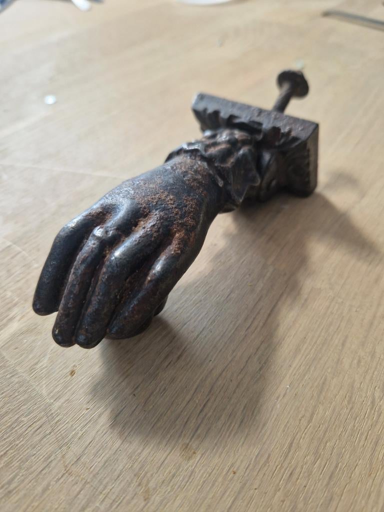 Antieke deurklopper in de vorm van een hand, Antiek en Kunst, Ophalen of Verzenden