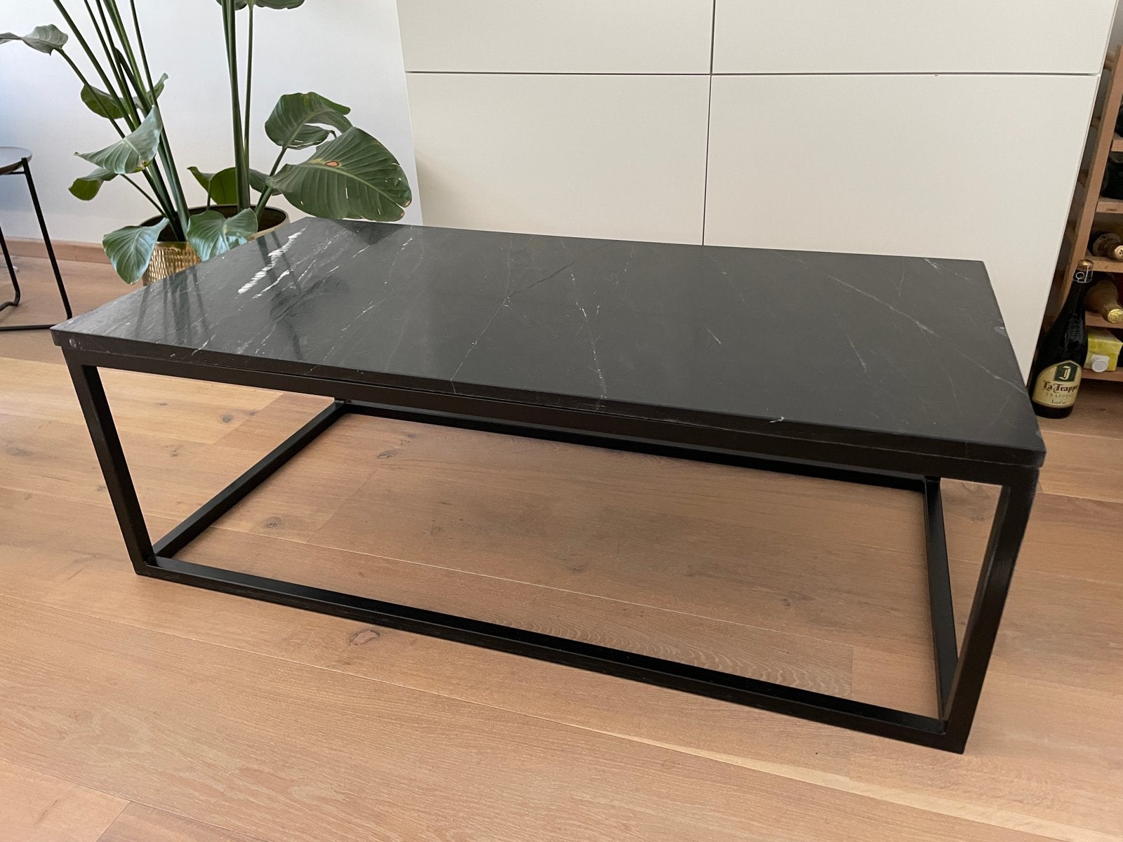 Salontafel Zwart Marmerblad met Metaal Onderstel, Huis en Inrichting, Tafels | Salontafels, Ophalen, Gebruikt, 100 tot 150 cm