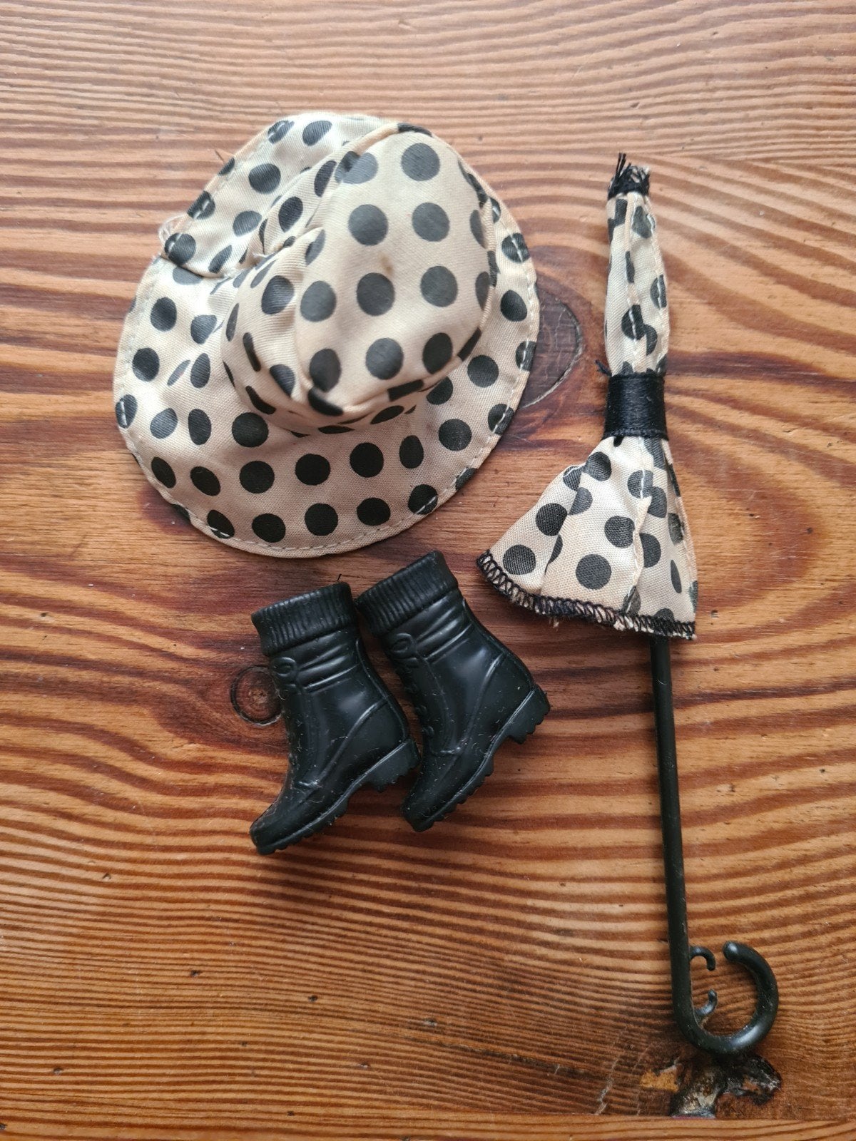 vintage BARBIE Mattel hoedje paraplu en laarzen, Ophalen of Verzenden, Gebruikt, Kleertjes