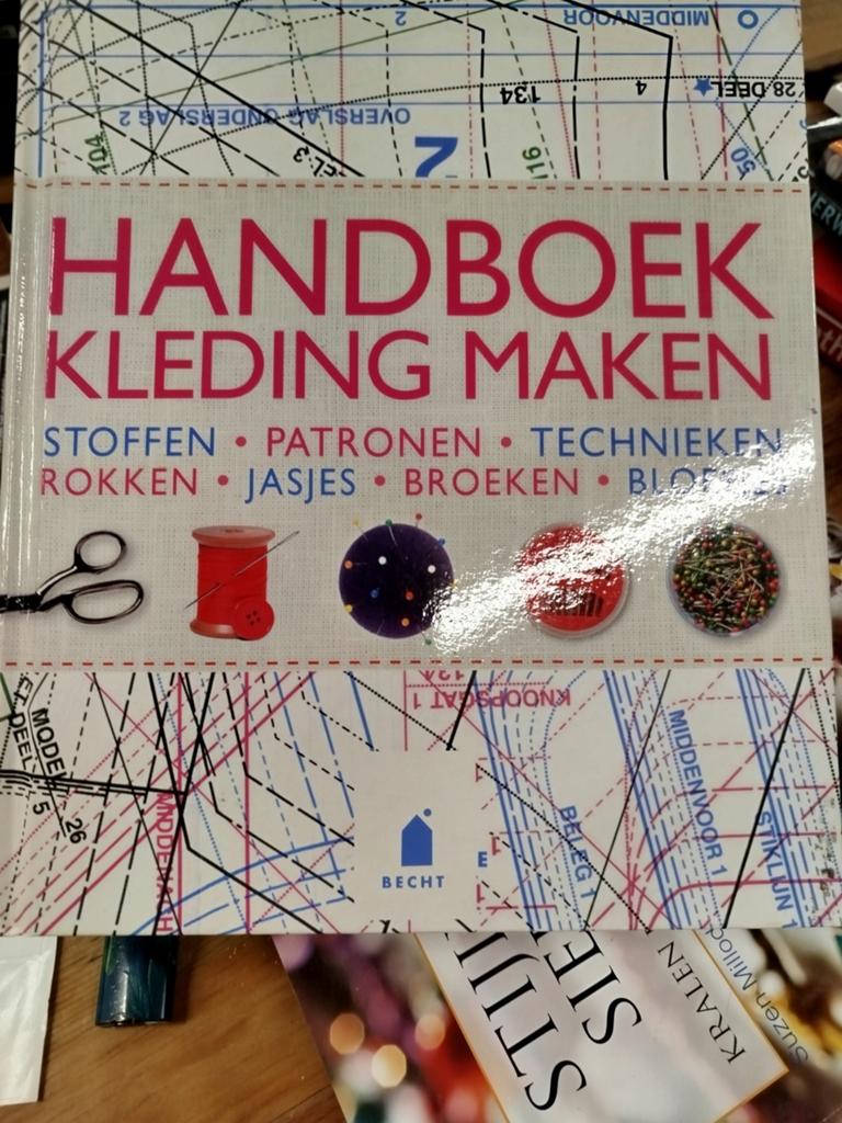 Handboek kleding maken, Ophalen, Zo goed als nieuw, Vrouw, Overige merken