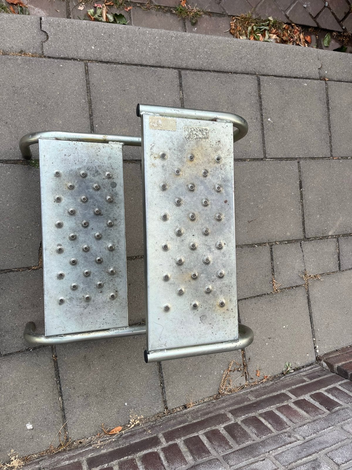 Stevige metalen opstap, 2 treden, Caravans en Kamperen, Caravan accessoires, Ophalen, Gebruikt