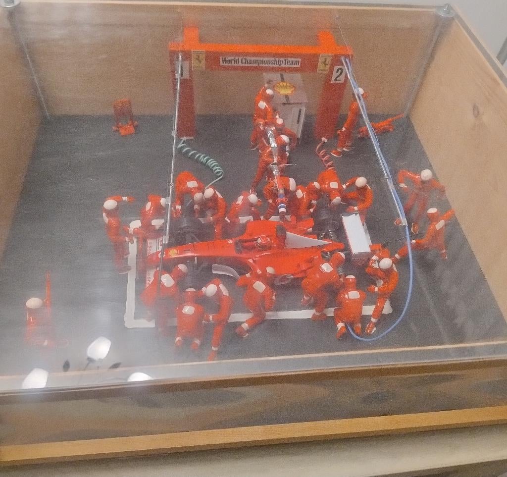 F1 Diorama pitstop ferrari, Auto, Groter dan 1:32, Zo goed als nieuw, Ophalen