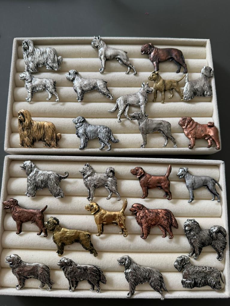25 honden speldjes, Ophalen of Verzenden, Zo goed als nieuw, Overige kleuren, Overige materialen