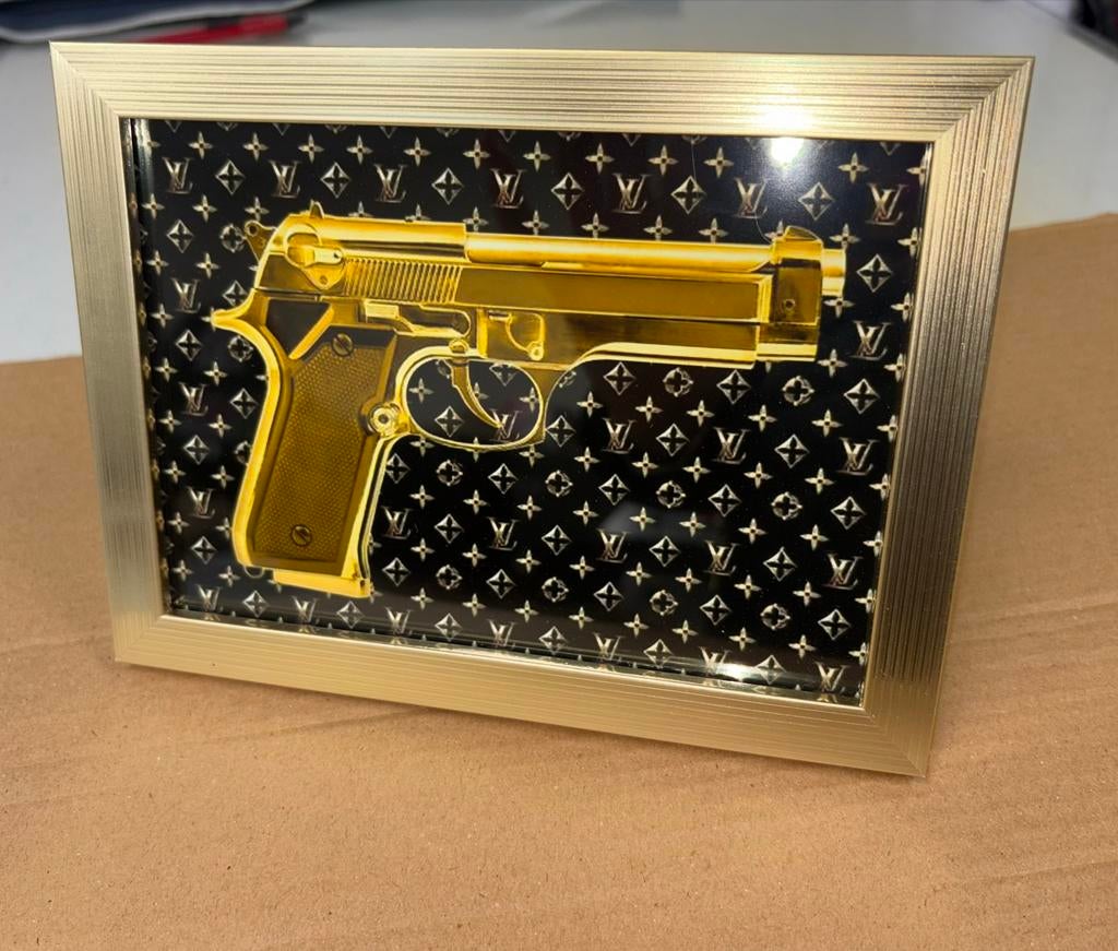 Lijst met gouden pistool 13x18 cm, Huis en Inrichting, Ophalen of Verzenden, Nieuw, Overige materialen, Minder dan 50 cm