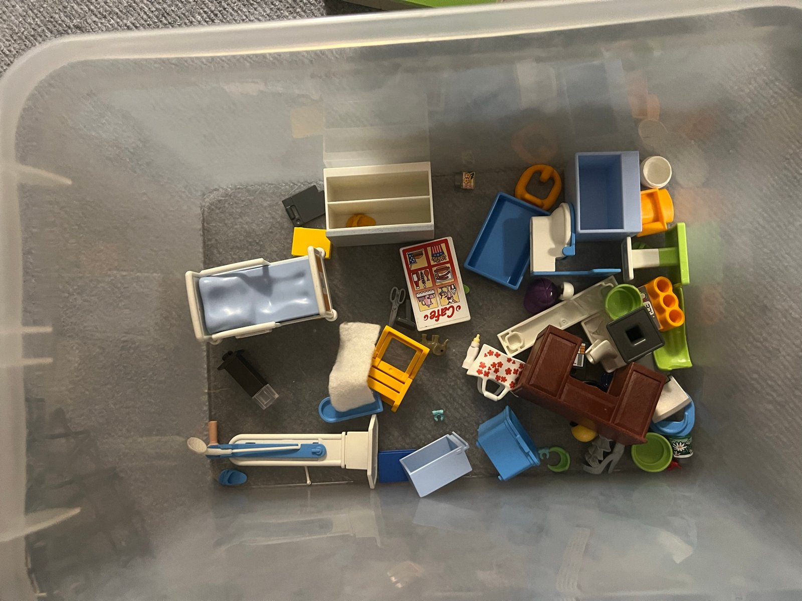 Foto 14 van Grote partij Playmobil: Hotel, Ziekenhuis, Zwembad, Camper