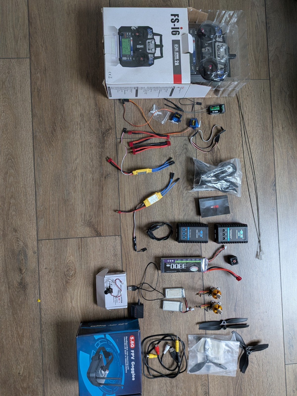 FPV vliegtuig/drone onderdelen set met zender en goggles, Ophalen of Verzenden, Gebruikt, Groter dan 1:72, Overige merken
