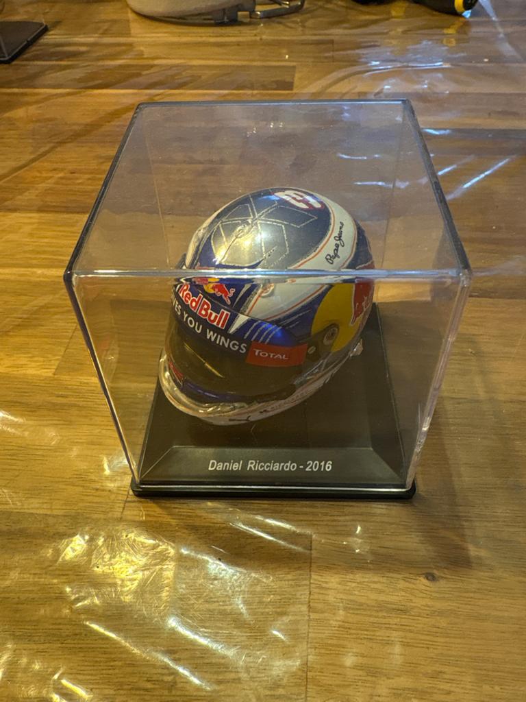Daniel Ricciardo Mini Helmet 2016 Red Bull Racing F1, Ophalen of Verzenden, Zo goed als nieuw, Formule 1