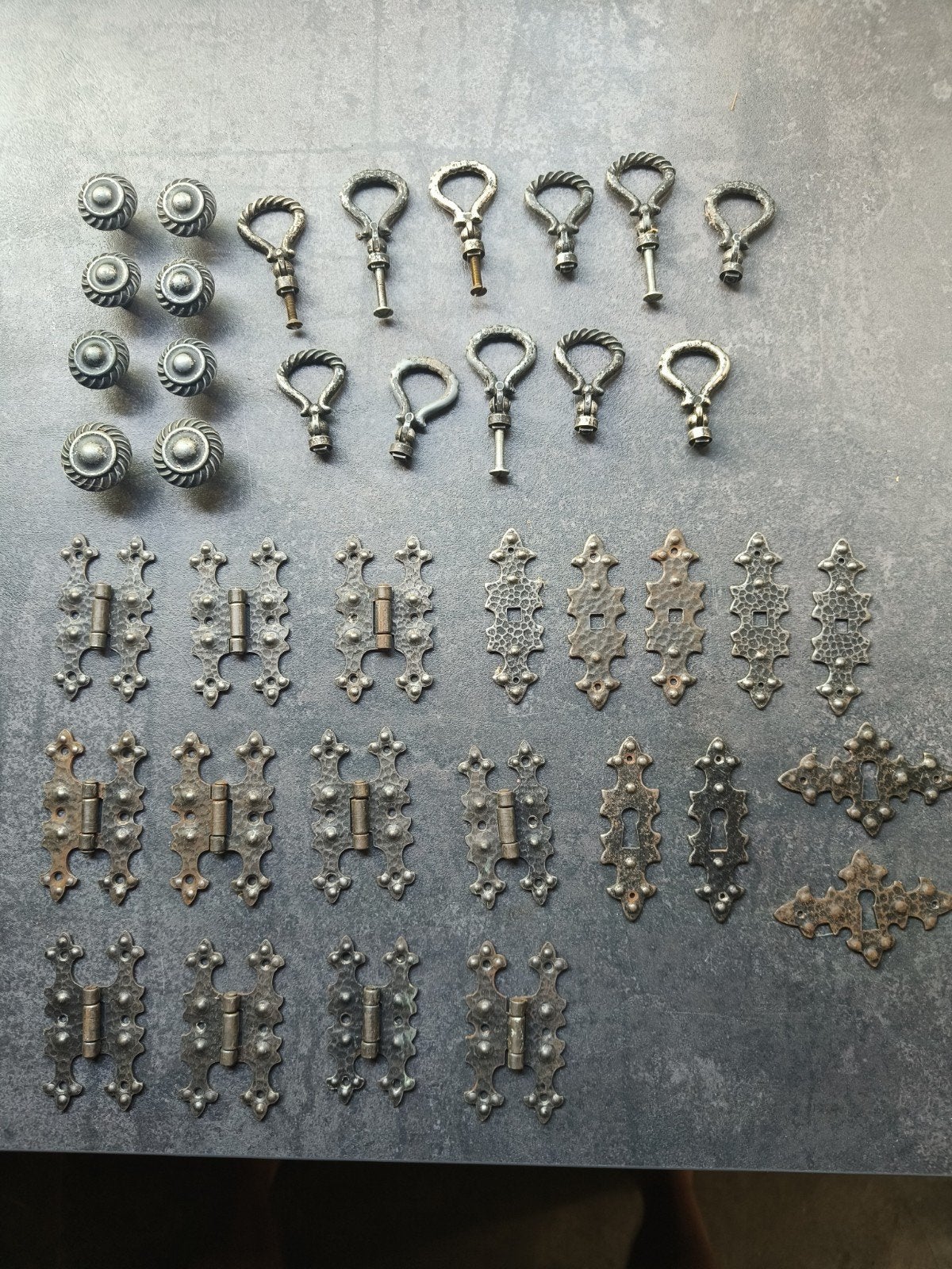 Antieke meubelbeslag set: knoppen, sleutelgaten, scharnieren, Ophalen of Verzenden
