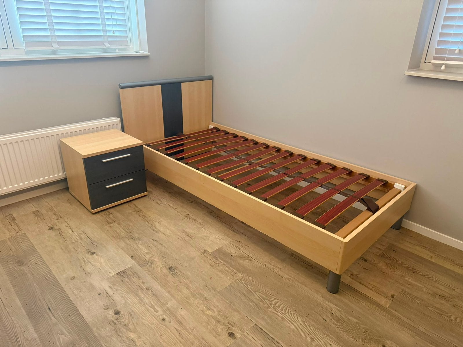 Te koop: bed, nachtkastje en bureau in zeer nette staat, Ophalen, Zo goed als nieuw, Eenpersoons