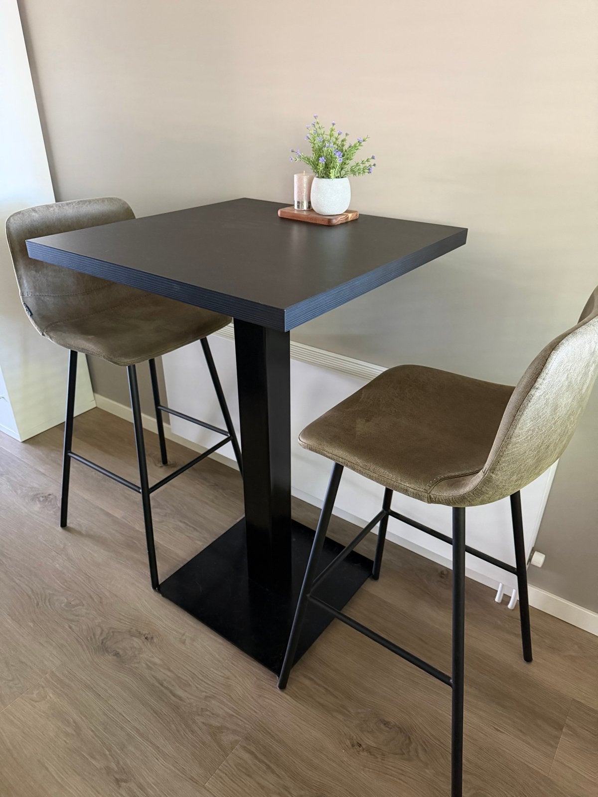 Bronx71 Bartafel met 2 barkrukken olijfgroen ecoleer, Ophalen, Leer, Zo goed als nieuw, 90 cm of meer