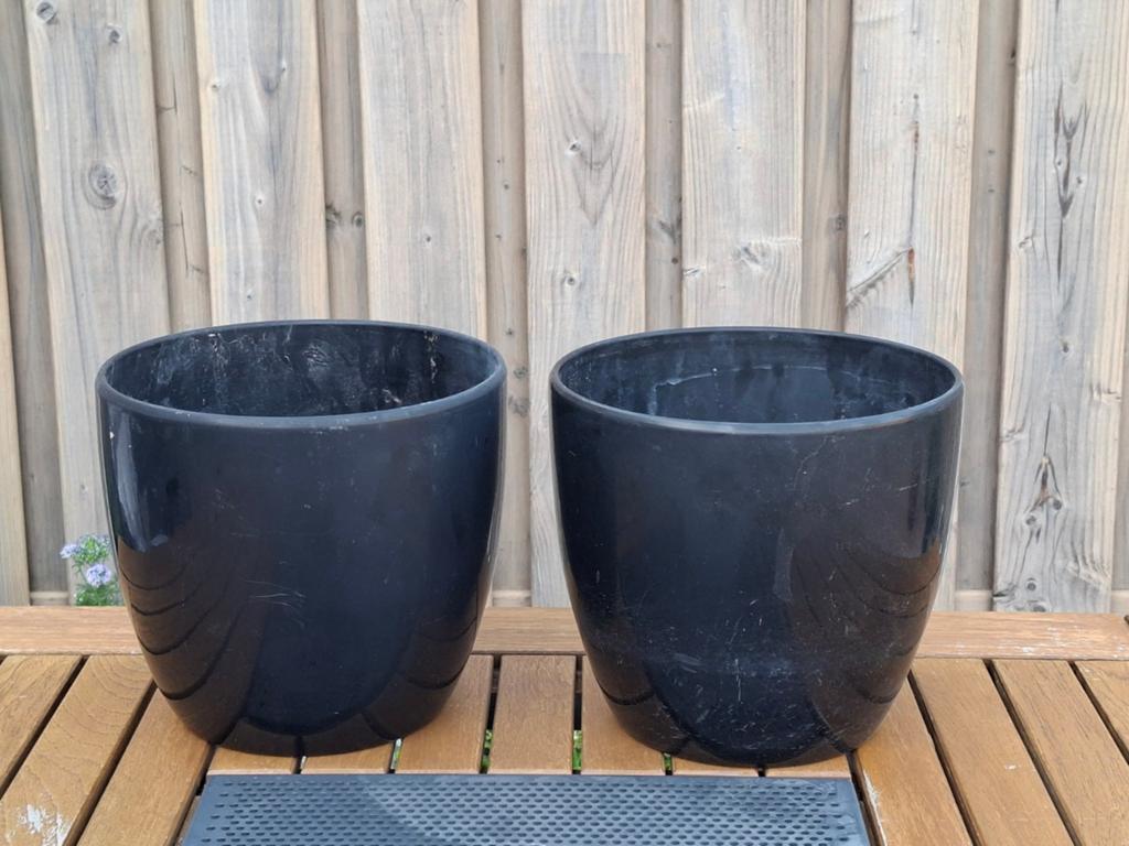 2 identieke overpotten zwart, Tuin en Terras, Bloempotten, 25 tot 40 cm, Gebruikt, Rond, Ophalen of Verzenden