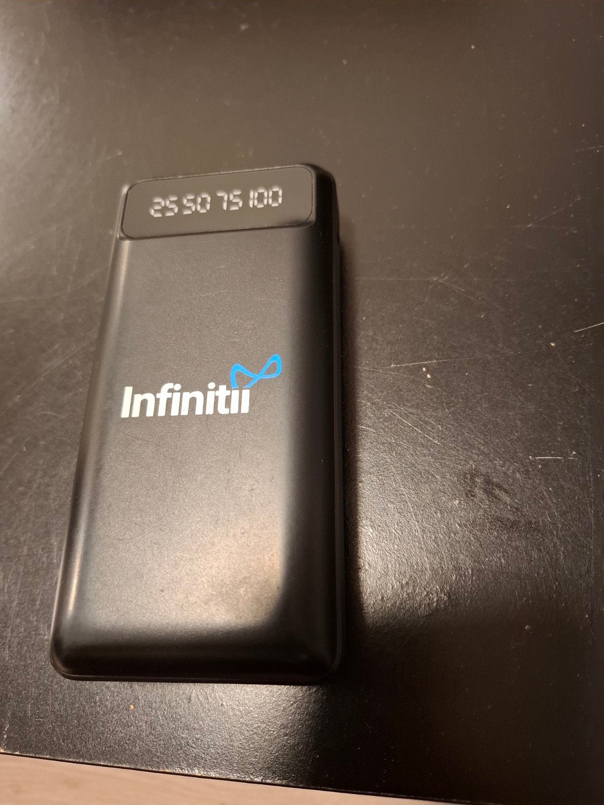 Powerbank met ingebouwde kabels & LED zaklamp – Universeel, Telecommunicatie, Ophalen of Verzenden, Zo goed als nieuw, Infiniti
