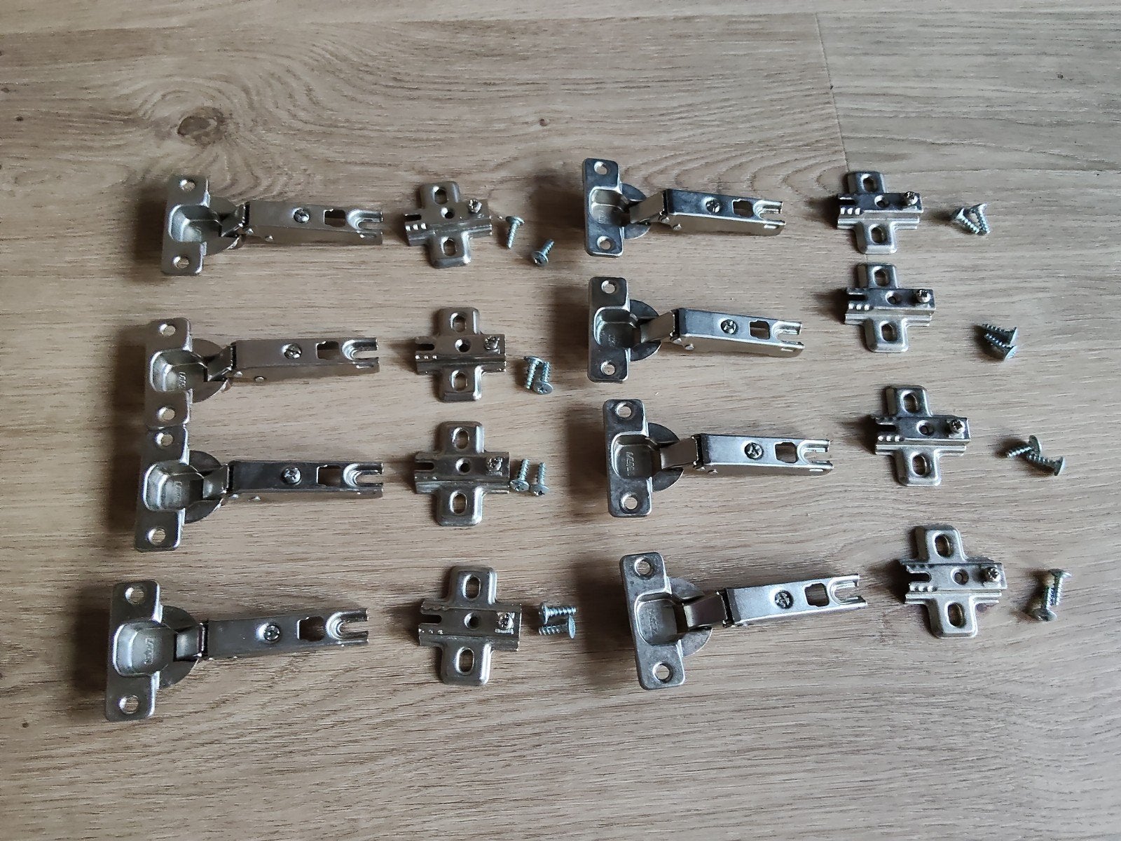 8 IKEA Komplement scharnieren voor Besta kasten, Ophalen of Verzenden, Zo goed als nieuw