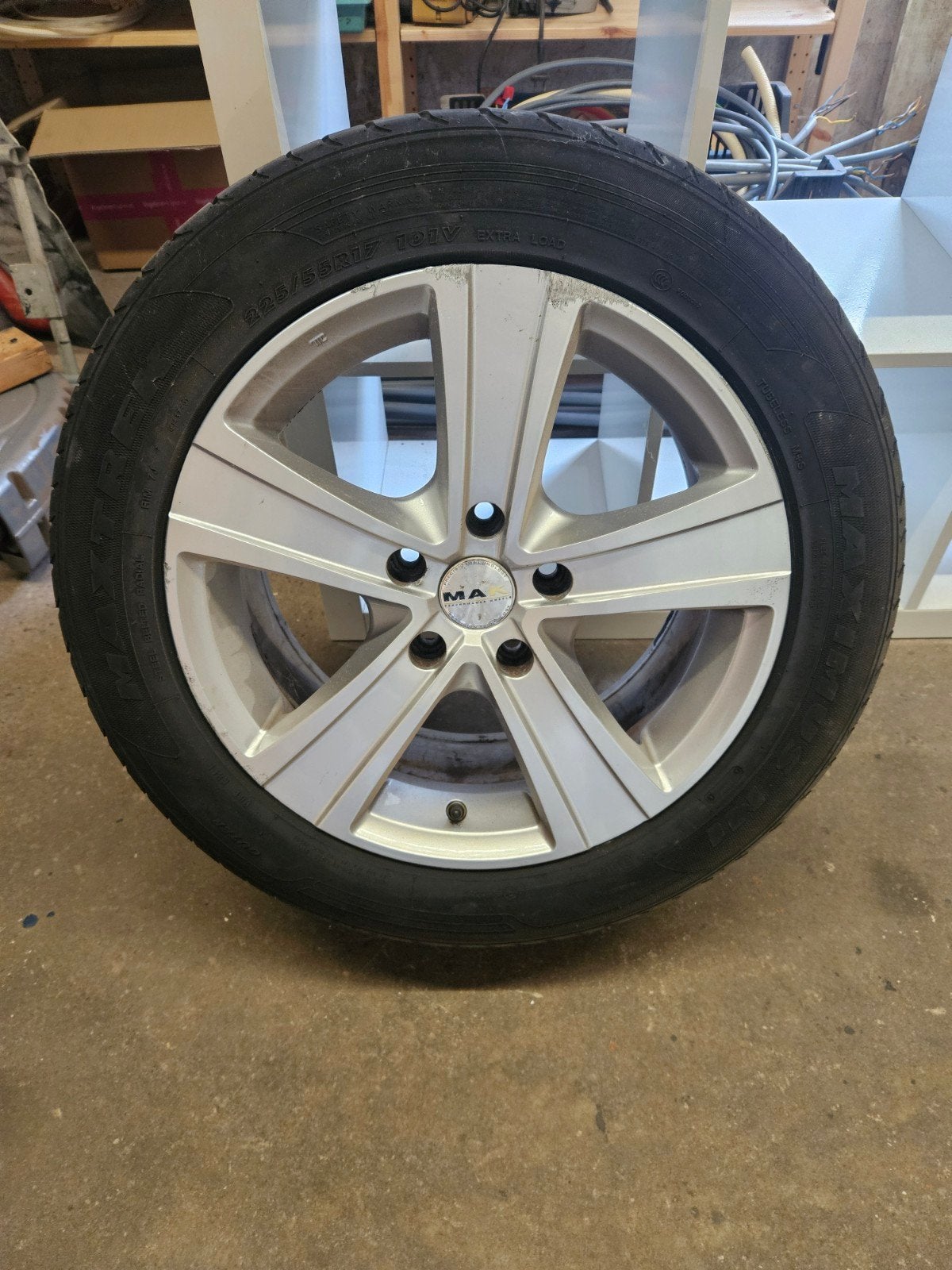 17 inch vw t5 velg met band., Auto-onderdelen, Ophalen, Banden en Velgen, 17 inch, 235 mm