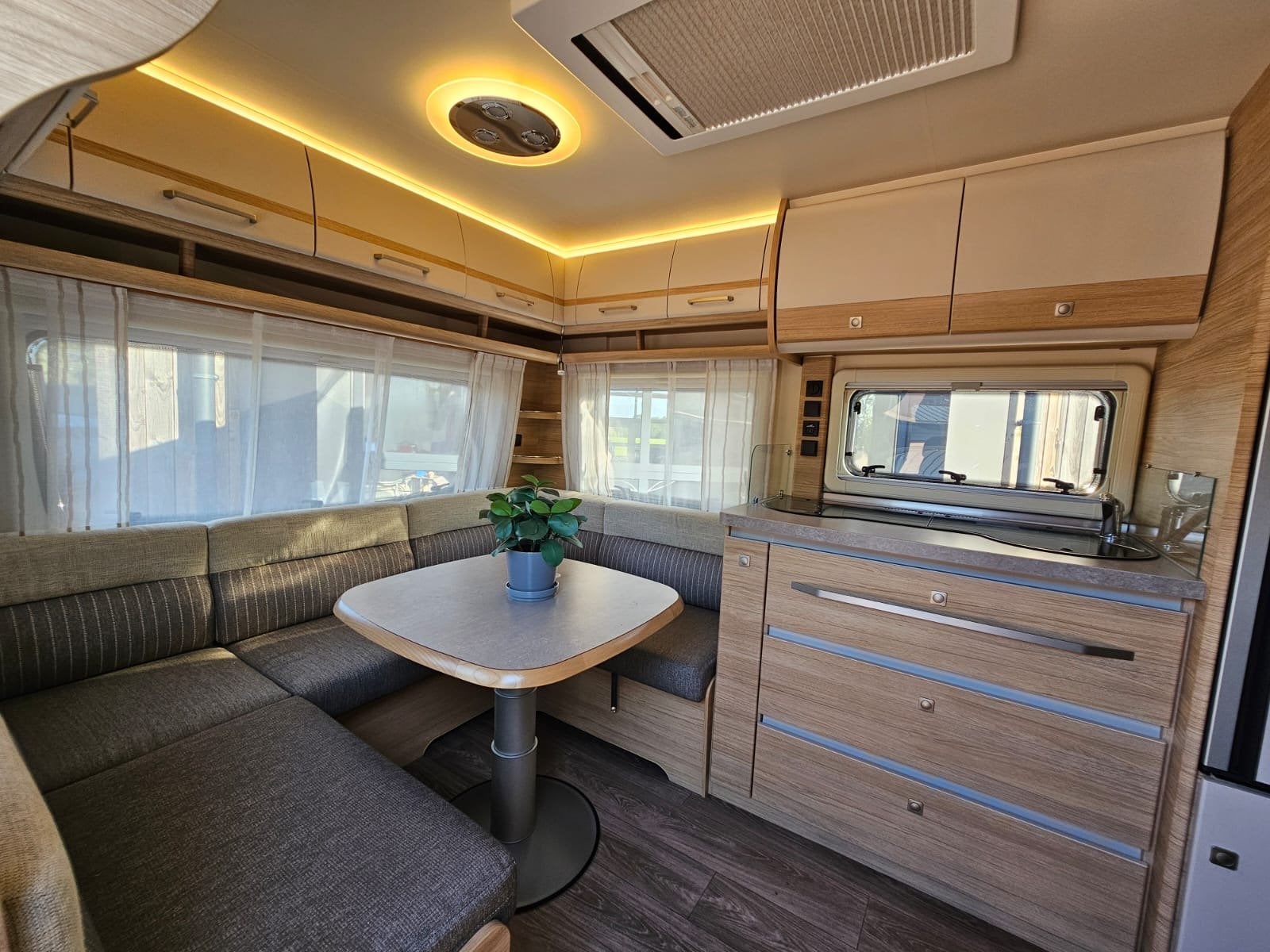 Fendt Bianco Selection 465 SFB | Voortent/luifel WIGO Rolli, Caravans en Kamperen, Caravans, Kachel, Rondzit, 7 tot 8 meter, Bedrijf