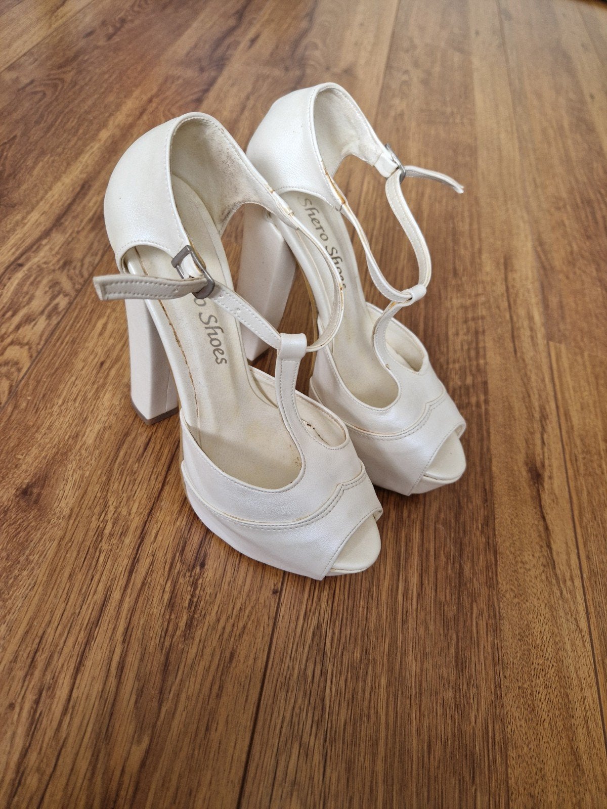 Mooie witte schoenen, ook geschikt als bruidsschoen, Ophalen of Verzenden, Zo goed als nieuw, Wit, Pumps