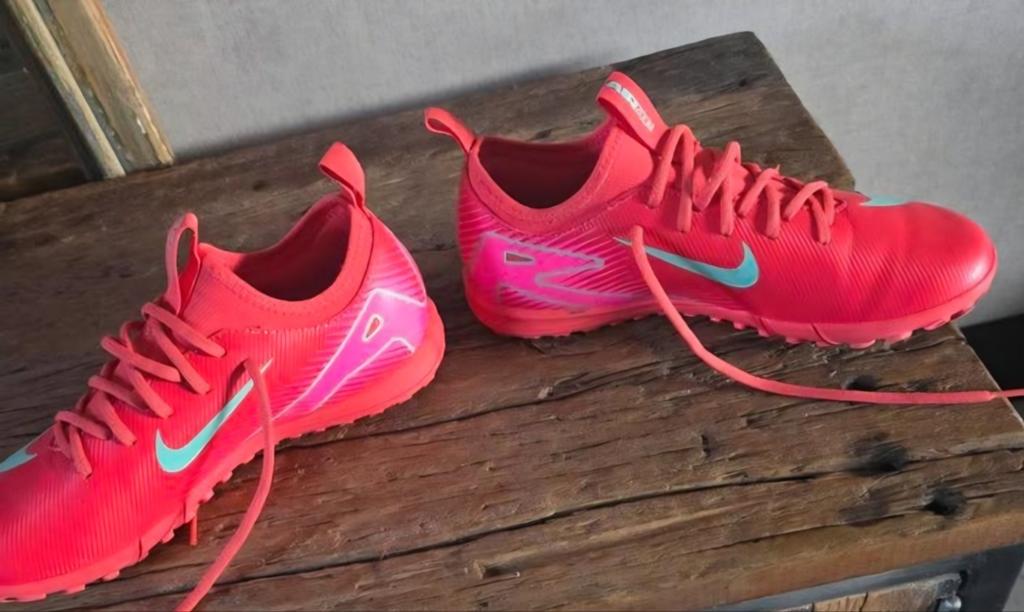Zaalvoetbal schoenen maat 37,5 Zgan., Maat XS of kleiner, Ophalen of Verzenden, Zo goed als nieuw, Schoenen
