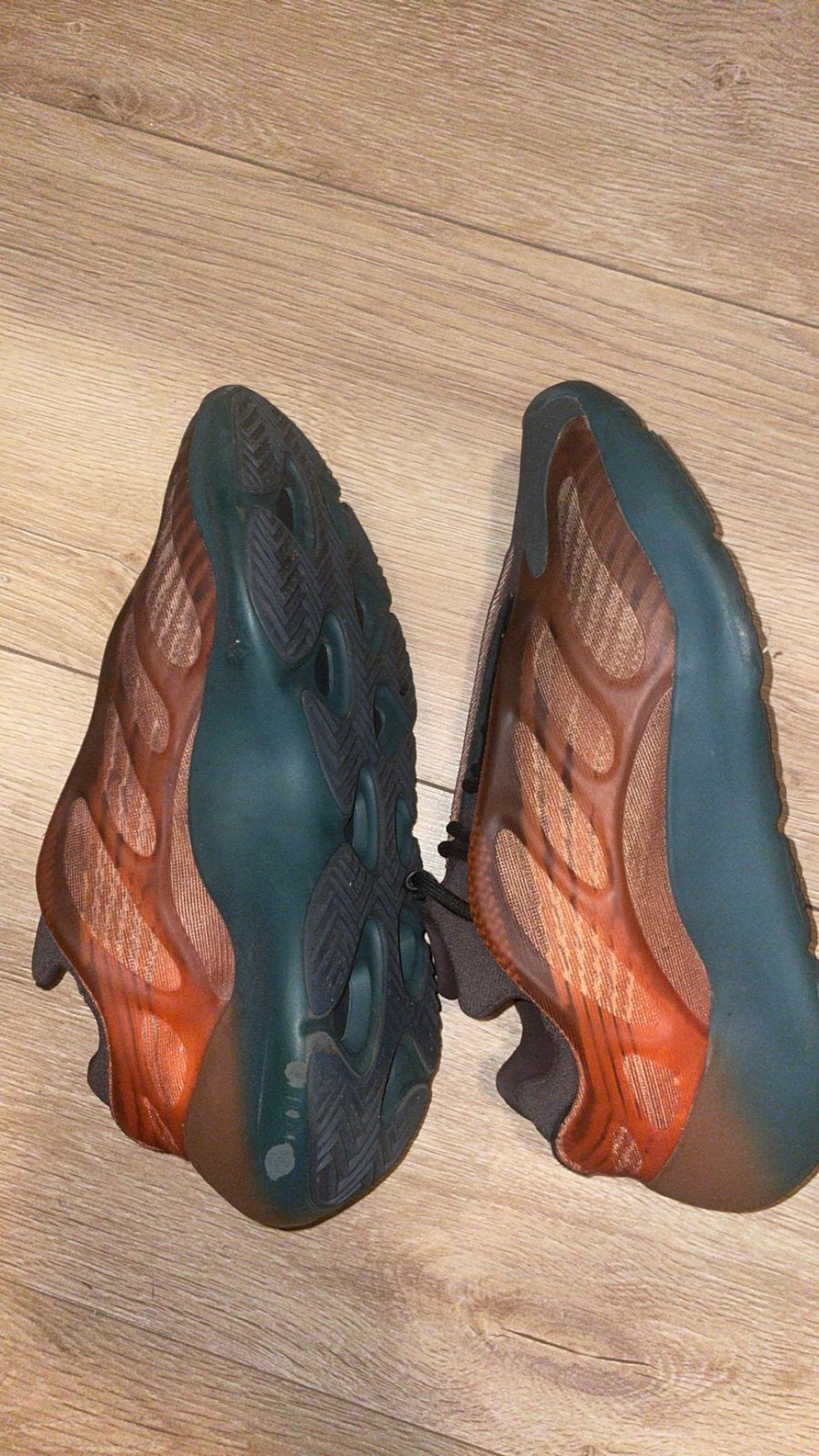 Yeezy 700 V3 Dark Glow - Amper gedragen, Bruin, Verzenden, Sneakers of Gympen, Zo goed als nieuw