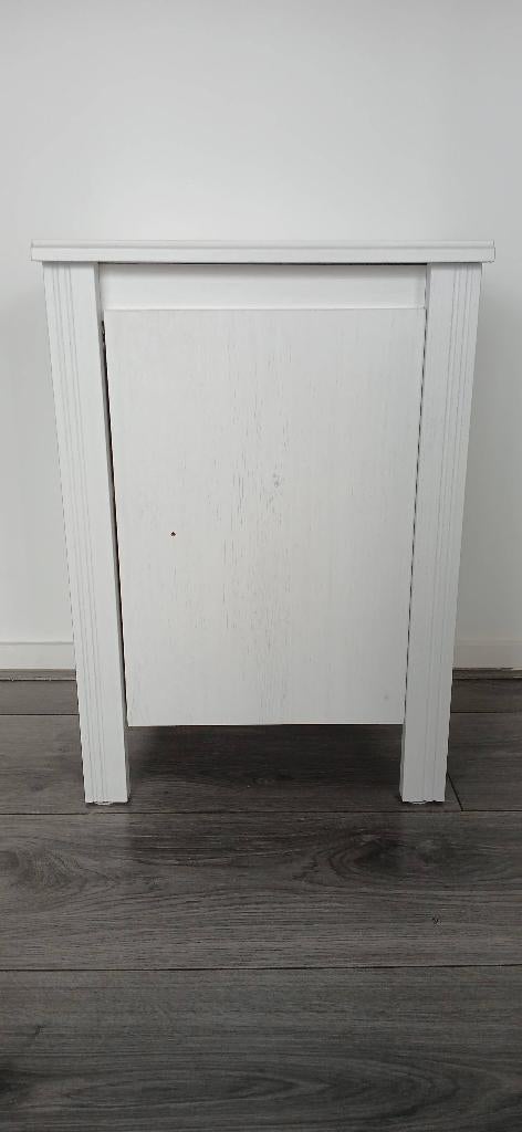 Nachtkastje: IKEA - Brusali, Ophalen, Zo goed als nieuw, Praktisch, landelijk