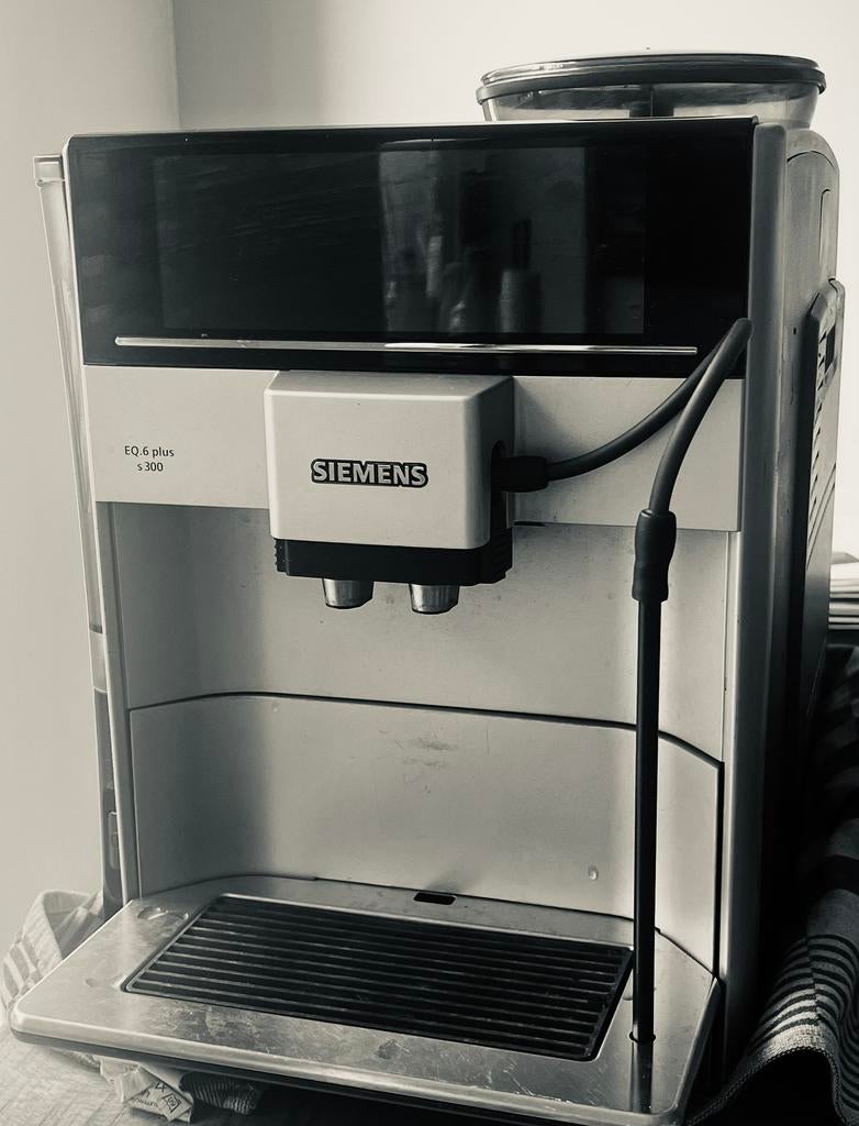 Siemens EQ 6 plus S300, Ophalen of Verzenden, Zo goed als nieuw, Koffiemachine