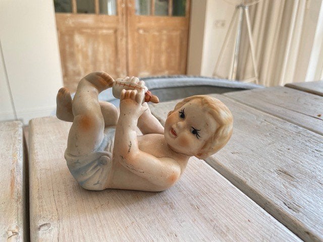 Vintage piano baby bisquit porselein. Liggende baby flesje, Ophalen, Zo goed als nieuw, Mens
