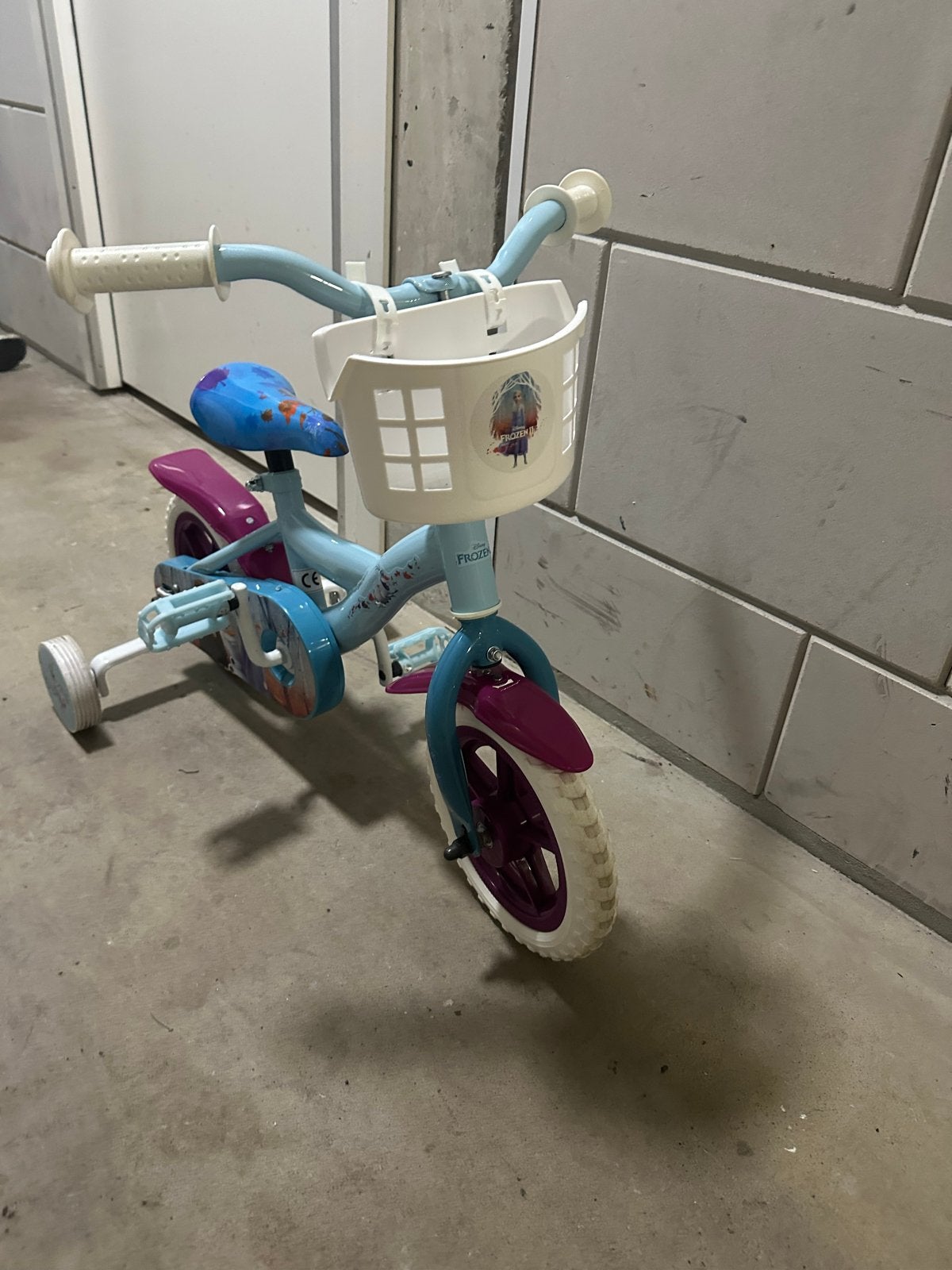 Kinderfiets frozen 10 inch met zijwieltjes, z.g.a.n., Ophalen, Zo goed als nieuw, Minder dan 16 inch, Zijwieltjes