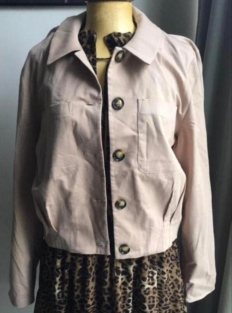 NA-KD pak kostuum broek beige jasje NIEUW prijskaartje, Maat 38/40 (M), Kostuum of Pak, Beige, Nieuw