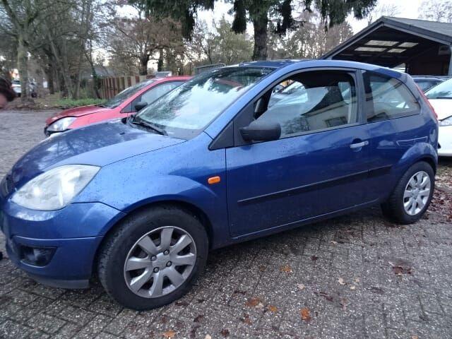 Ford Fiesta bj 2008 1.3 met motorschade 3 deurs voor demonta, Gebruikt, -, -, Ophalen of Verzenden