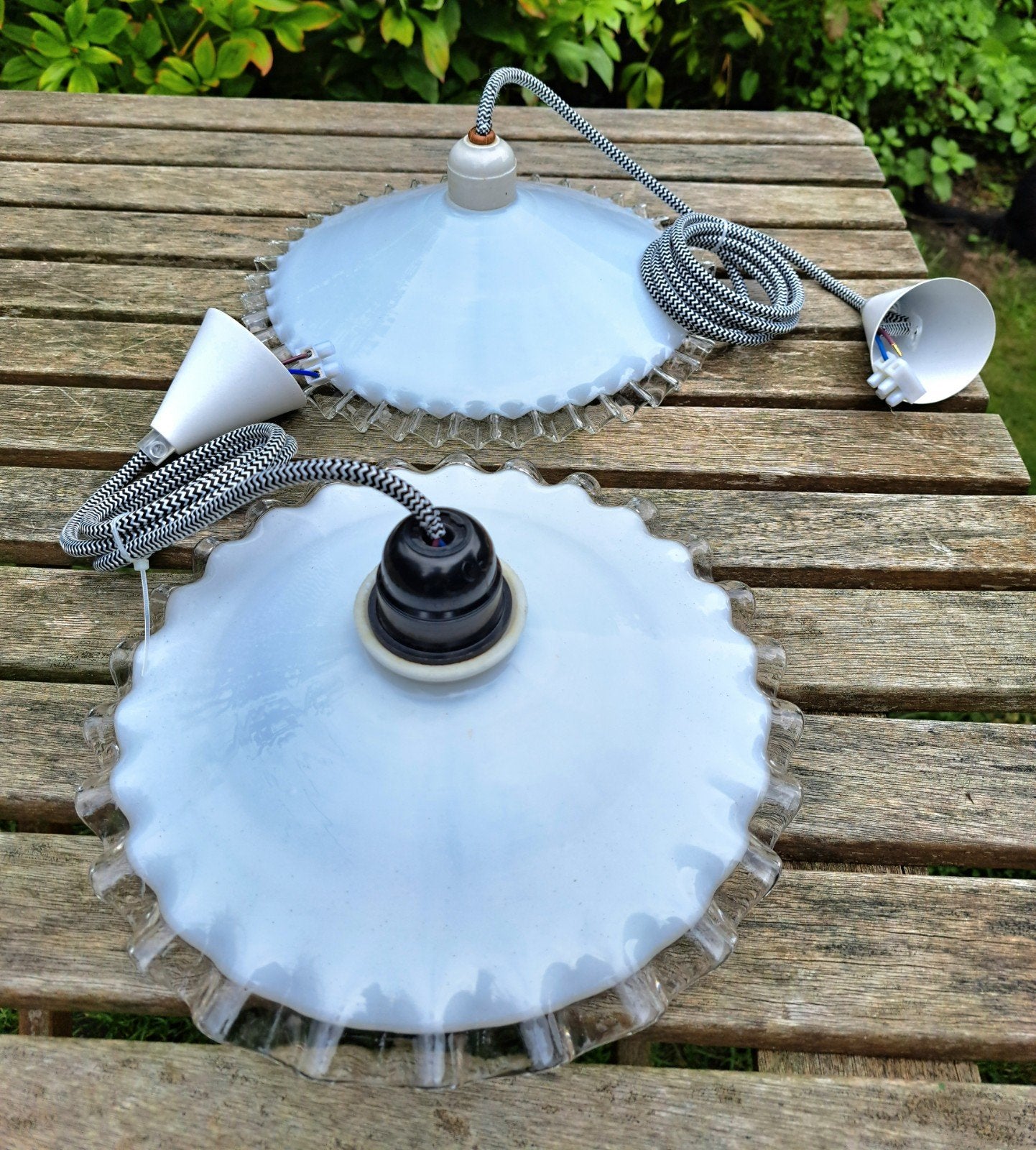 Twee oude franse glazen hanglampen. Prijs per stuk., Ophalen of Verzenden