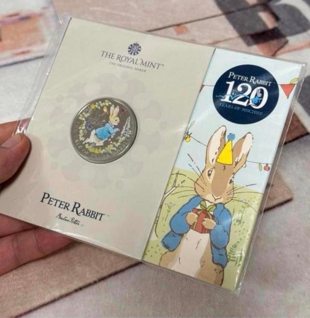 Peter Rabbit 2022 £5 Brilliant Uncirculated Coin Royal mint, Ophalen of Verzenden, Overige landen, Losse munt