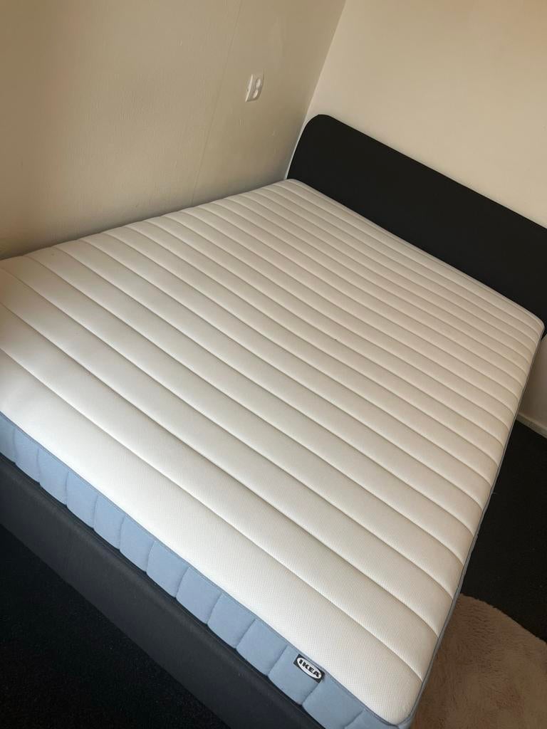 Bed met matras (140x200) en bank, Gebruikt, Tweepersoons, 200 cm, Grijs