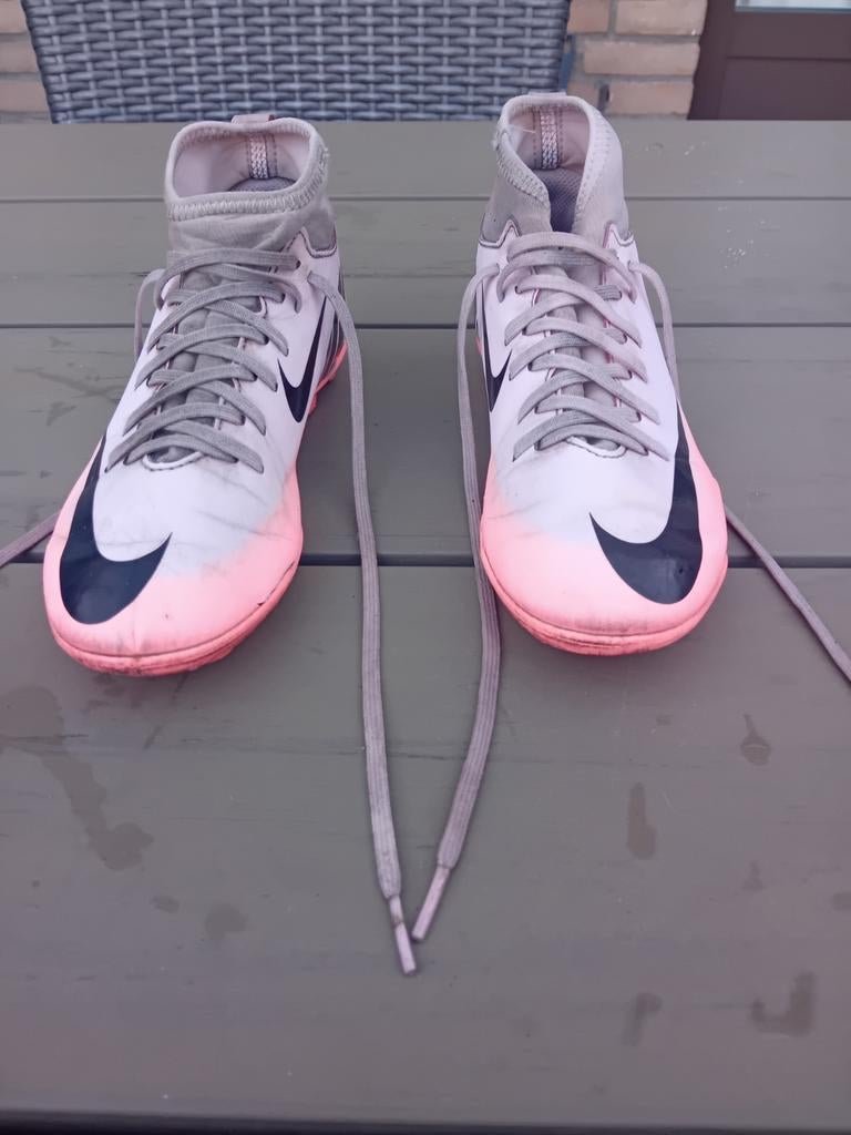 Nike voetbalschoenen maat 36,5 - Super fijne schoenen, Sport en Fitness, Voetbal, Ophalen