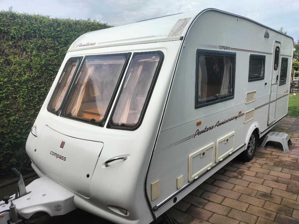 Elddis 505 van 2004 met mover en voortent, Standaardzit, Elddis, Particulier, 5 tot 6 meter