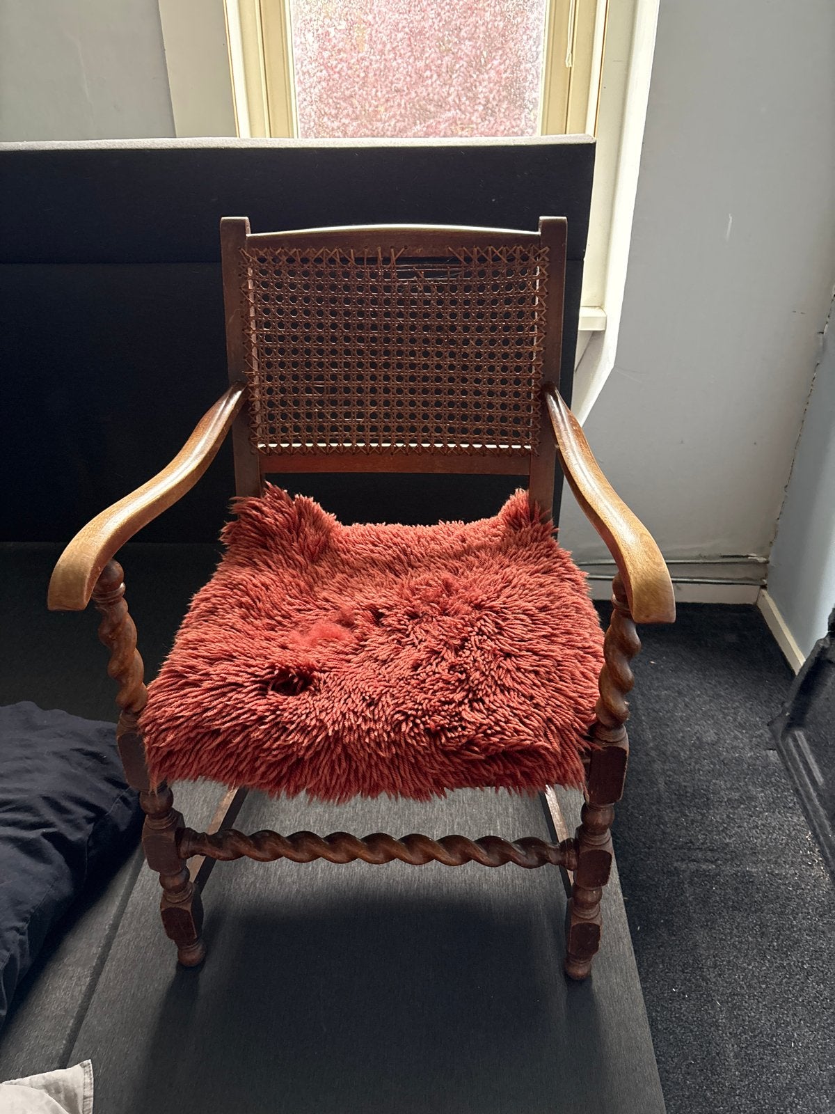 Antieke houten stoel met rotan rugleuning, Ophalen of Verzenden