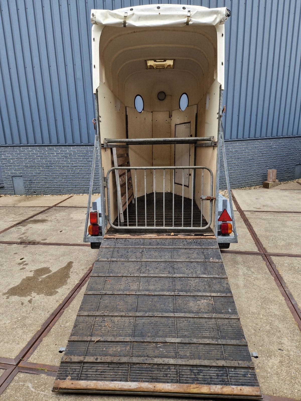 paardentrailer zonder kenteken bezorgen in overleg mogelijk, Stalling, 2 of 3 paarden of pony's