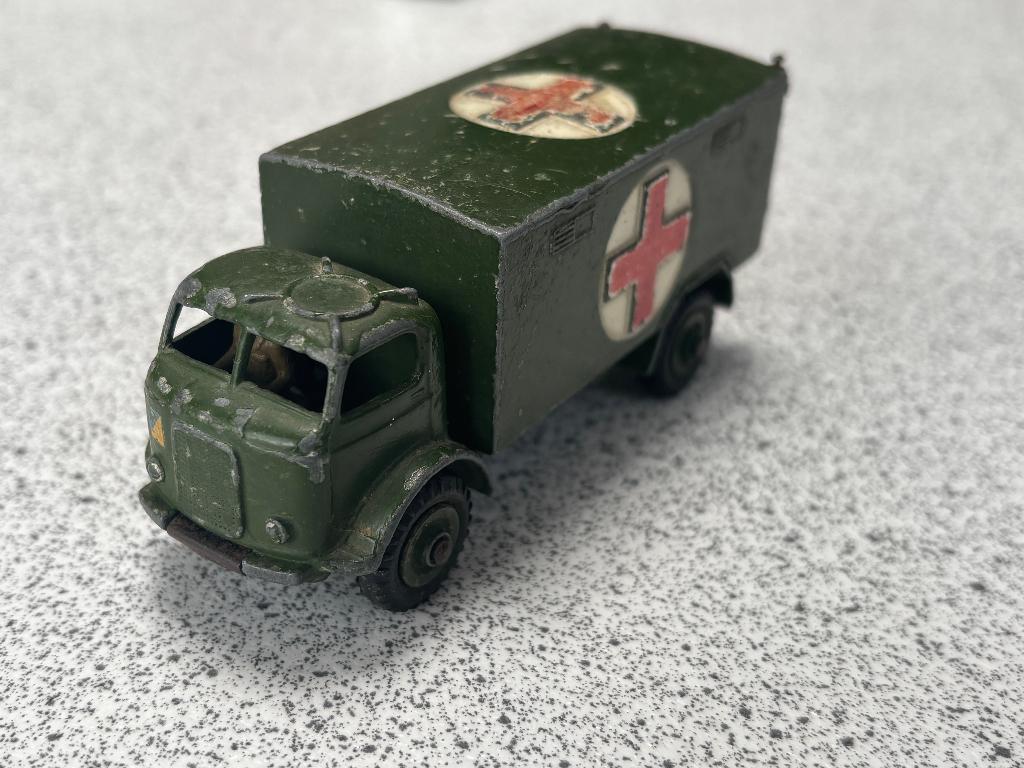 Military Ambulance truck van Dinky Toys 626, Ophalen of Verzenden, Gebruikt, Bus of Vrachtwagen, Dinky Toys