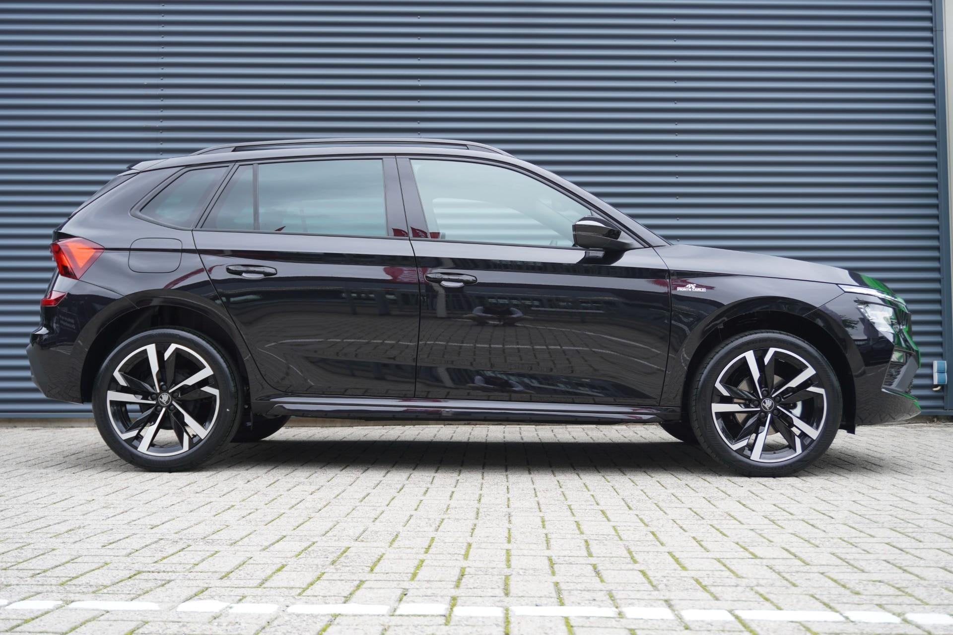 Skoda Kamiq 1.0 TSI 115pk DSG Monte Carlo | Winter Premium P, Auto's, 12 maanden, Zwart, Bedrijf, Nieuw