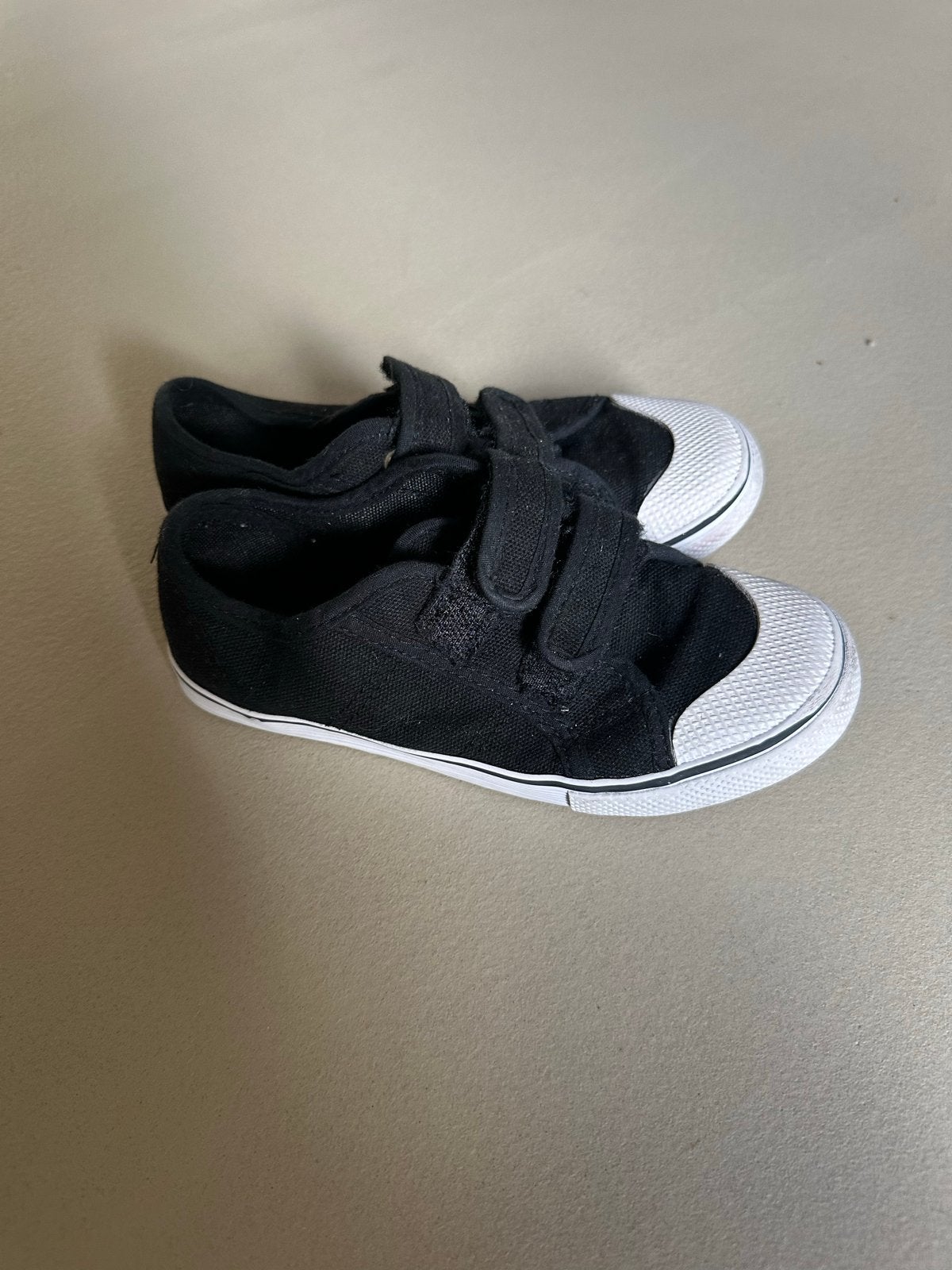 Zwarte gym schoenen met klittenband maat 31, Kinderen en Baby's, Kinderkleding | Schoenen en Sokken, Ophalen, Gebruikt, Jongen of Meisje