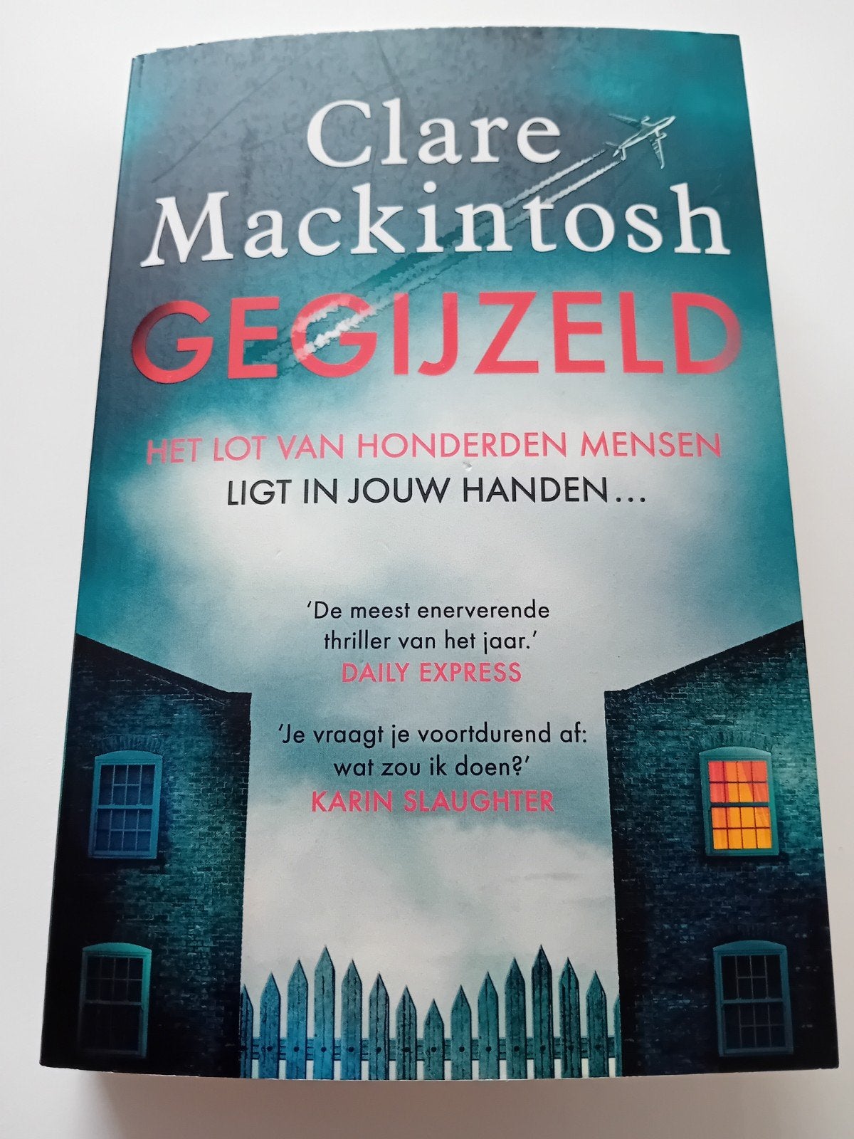 Gegijzeld - Clare Mackintosh (Thriller), Ophalen of Verzenden, Zo goed als nieuw, Clare Mackintosh, Europa overig