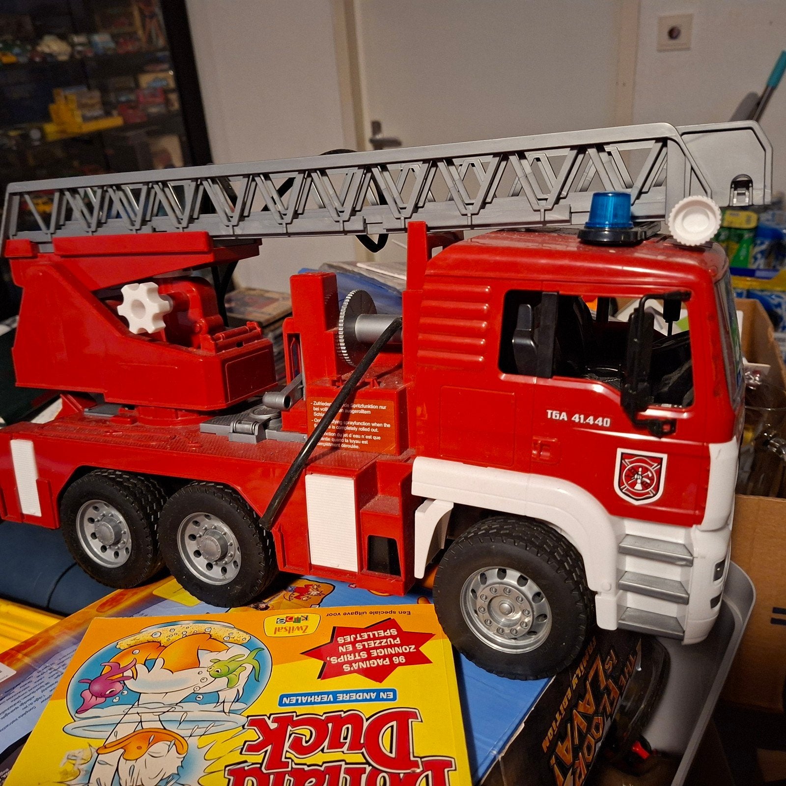 Grote rode brandweerwagen met uitschuifbare ladder, Ophalen of Verzenden, Gebruikt