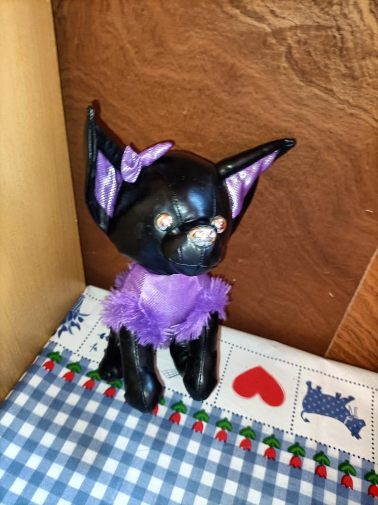 Chihuahua knuffel zwart met paarse jas 25 cm breed, Ophalen of Verzenden, Zo goed als nieuw, Overige typen